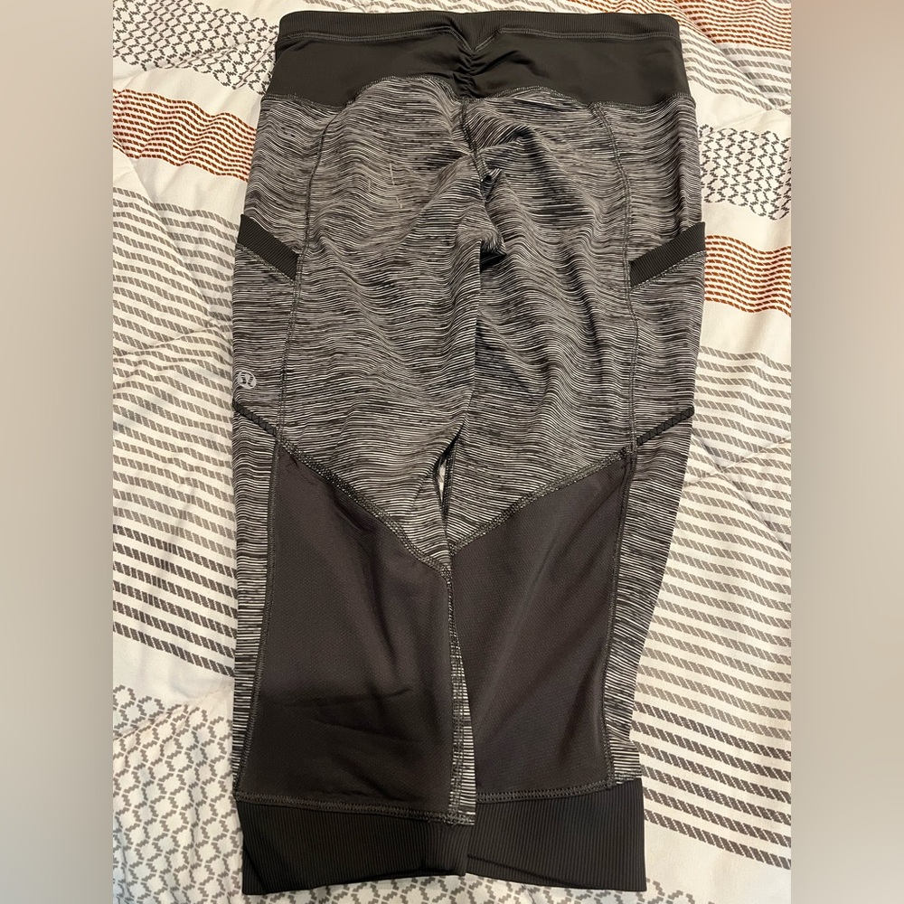 Lululemon Athletica Black and Gray Capris
